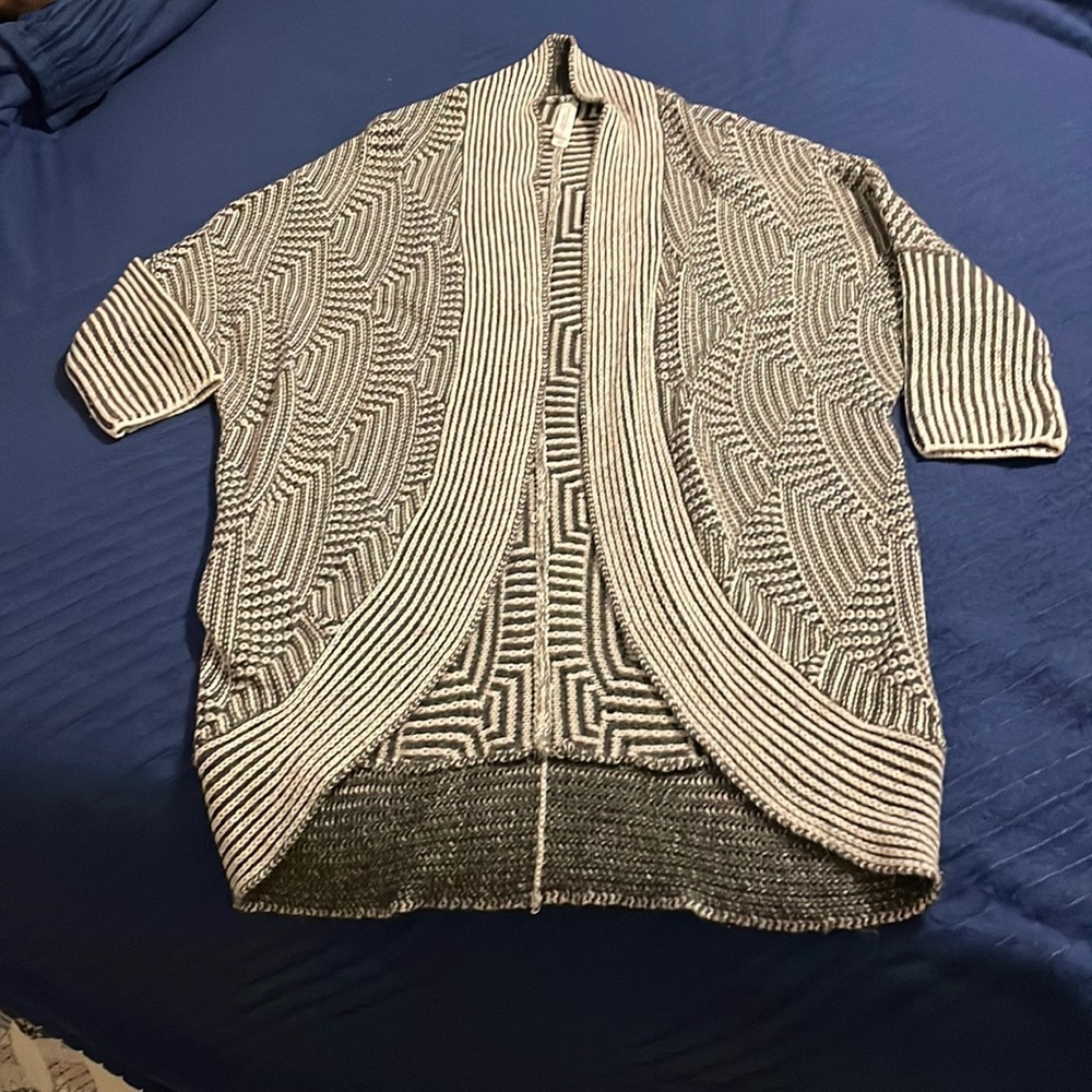 Aeropostale women’s sweater dark gray and white